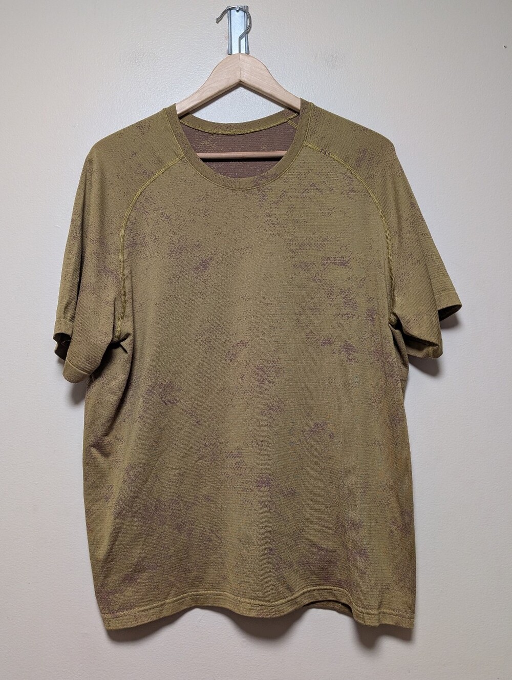 Lululemon Men’s Large Short Sleeve Performance Shirt Olive Brown Abstract